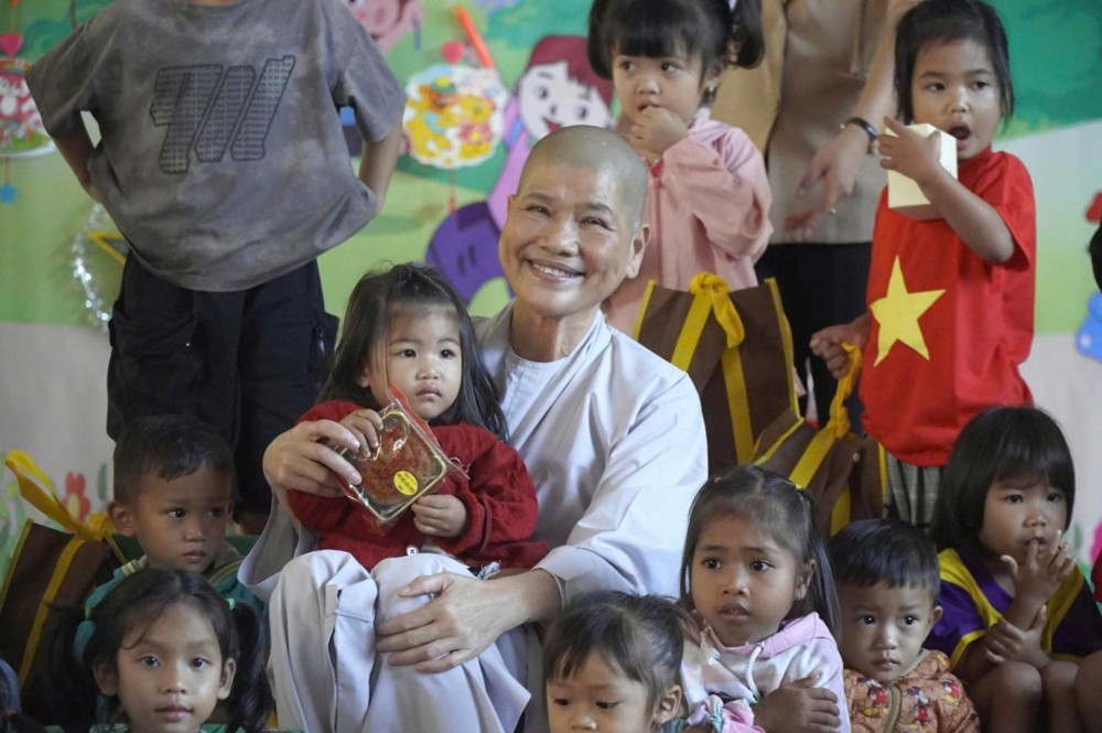 TP.HCM: Ni trưởng Thích Nữ Tâm Nguyệt trao 1.000 phần quà cho người dân Quảng Trị