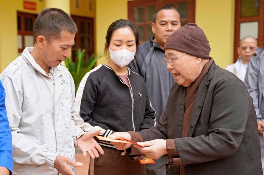 Lạng Sơn: 500 phần quà trao đến tay người dân khắc phục sau bão