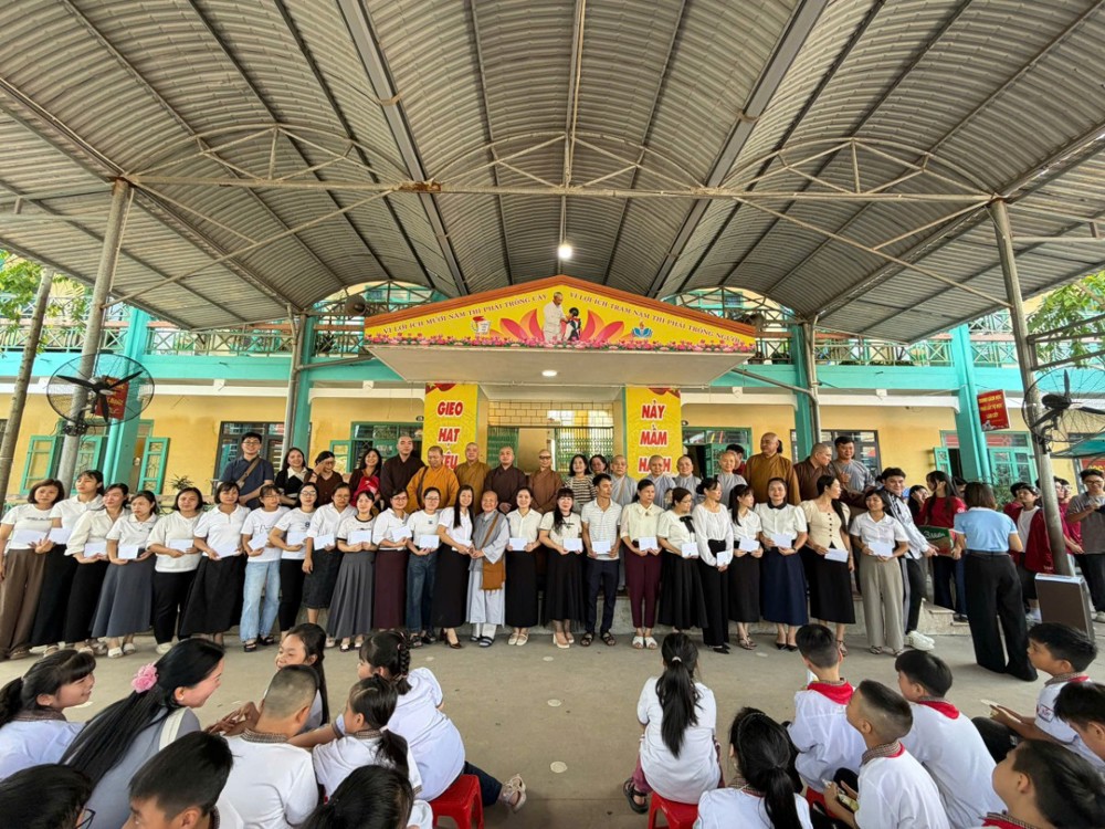 Phật giáo tỉnh Vĩnh Long trao hơn 1 tỷ đồng hỗ trợ đồng bào khó khăn tại tỉnh Thái Nguyên