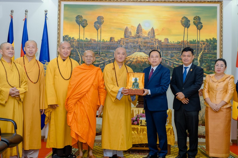 Lãnh đạo Giáo hội Phật giáo Việt Nam và Bộ Dân tộc – Tôn giáo Việt Nam chào xã giao Bộ Lễ nghi và Tôn giáo Campuchia