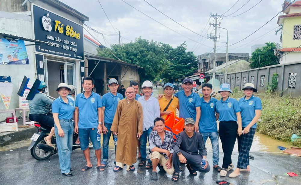 Đà Nẵng: Nhóm Thiện Nguyện Ngọc Sơn hỗ trợ bà con vùng lũ xã Duy Vinh 