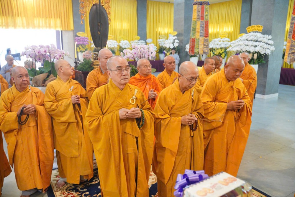 Vĩnh Long: Đoàn Ban Trị sự GHPGVN tỉnh Vĩnh Long kính viếng lễ tang Trưởng lão Hòa thượng Thích Thiện Tánh trong niềm kính tiếc