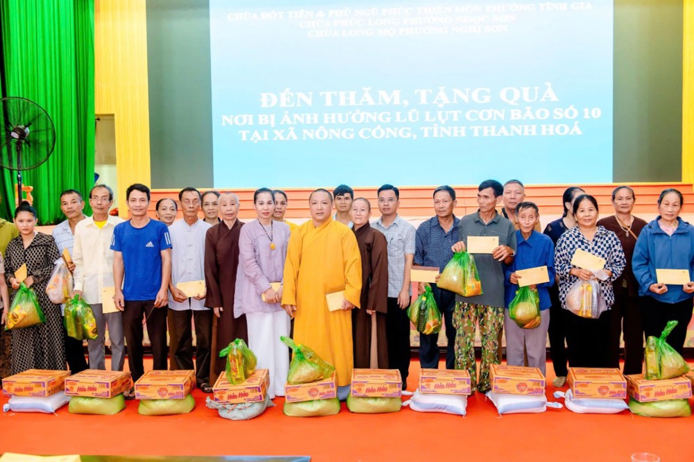 Thanh Hóa: Chư Tăng, Phật tử các chùa Đót Tiên, Phúc Long, Long Mộ tặng quà bà con vùng lũ xã Nông Cống