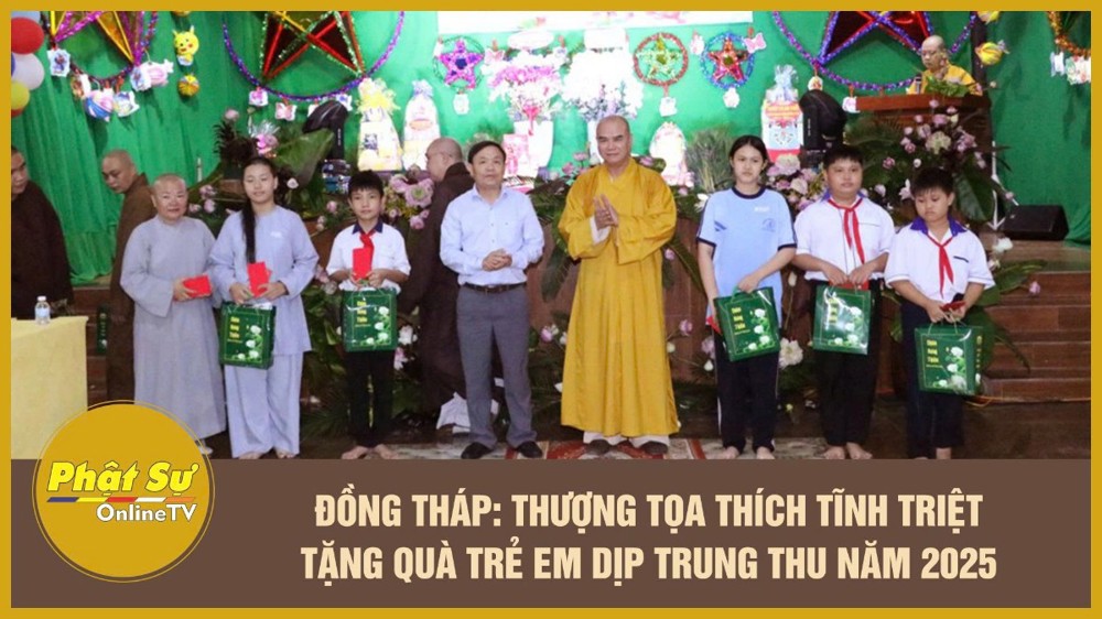 [Video] Đồng Tháp: Thượng tọa Thích Tĩnh Triệt tặng quà trẻ em dịp Trung thu năm 2025