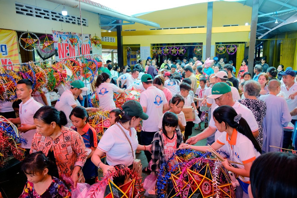 An Giang: Chùa Thiên Sơn tổ chức Tết Trung thu ấm áp cho thiếu nhi xã Vĩnh Hòa