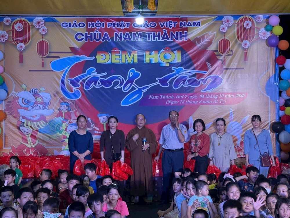 Đà Nẵng: CHÙA NAM THÀNH TRAO QUÀ TRUNG THU CHO CÁC EM THIẾU NHI CÓ HOÀN CẢNH KHÓ KHĂN