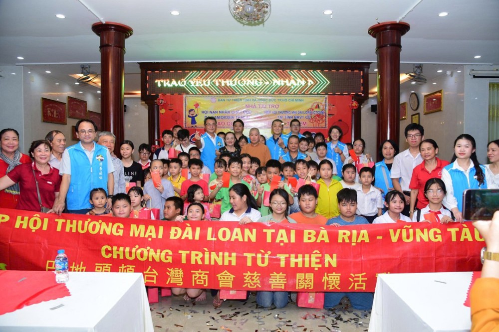 TP.HCM: Tịnh xá Ngọc Đức trao 1660 suất quà trung thu cho các em