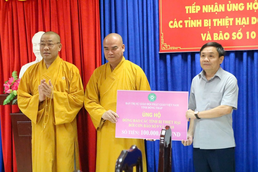 Đồng Tháp: Ban Trị sự Phật giáo trao 100 triệu đồng đến UB MTTQVN tỉnh hỗ trợ đồng bào thiệt hại do bão số 9 và số 10