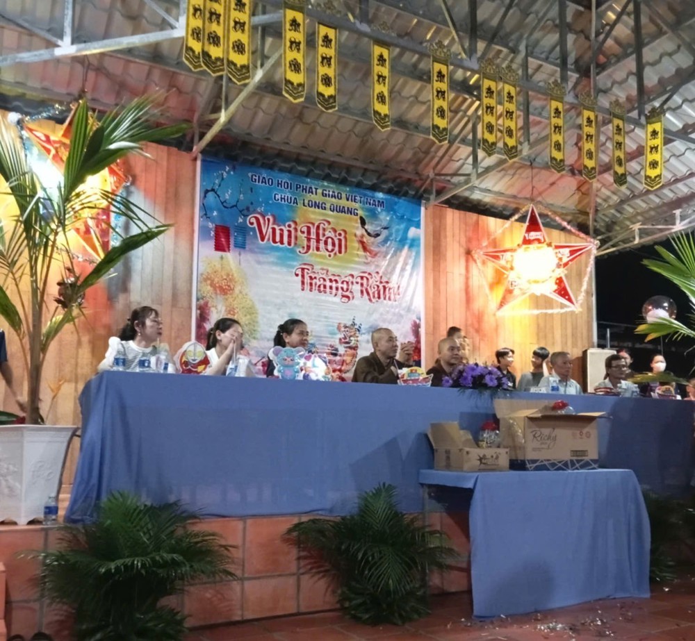 Vĩnh Long: Chùa Long Quang vui Tết Trung Thu trao 600 phần quà yêu thương đến với trẻ em địa phương