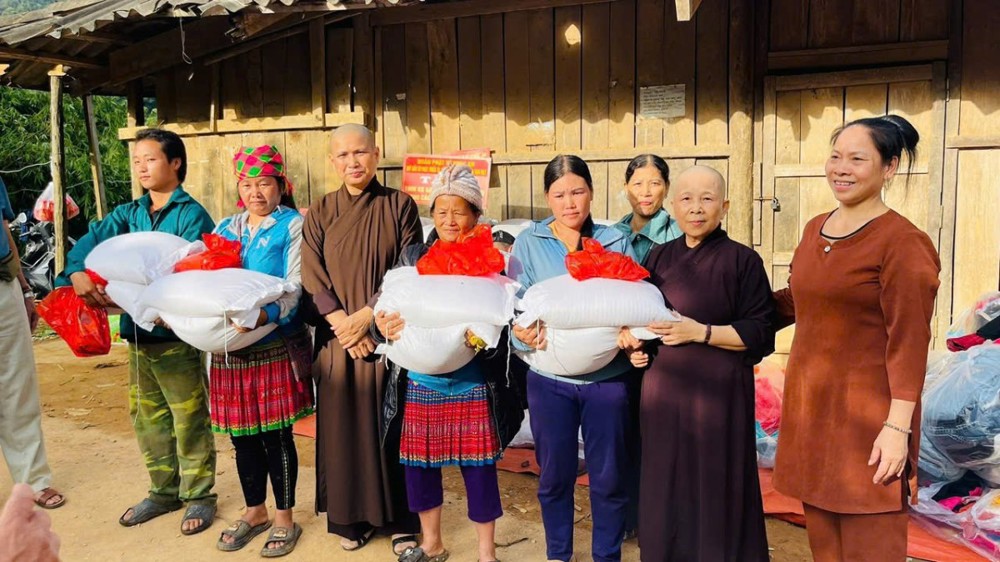 Chùa Ninh Bình cùng các đơn vị trao quà đến bà con vùng lũ tại xã Na Dung, tỉnh Điện Biên