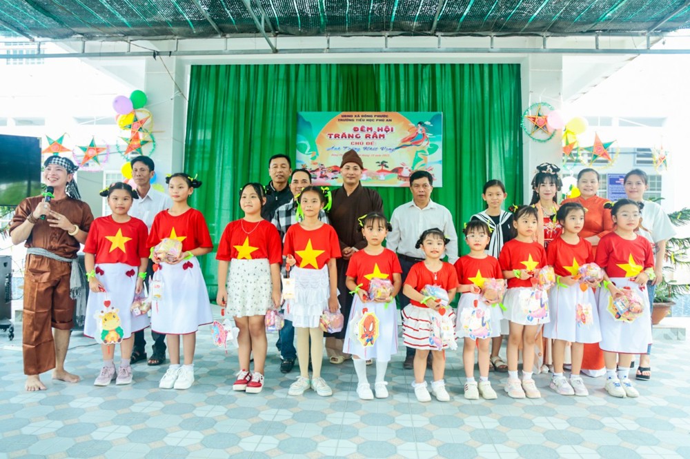 Cần Thơ: ĐĐ. Thích Phước Thuận đã tổ chức đêm vui Trung thu tại 2 Trường tiểu học Đông Thạnh 1 và Phú An