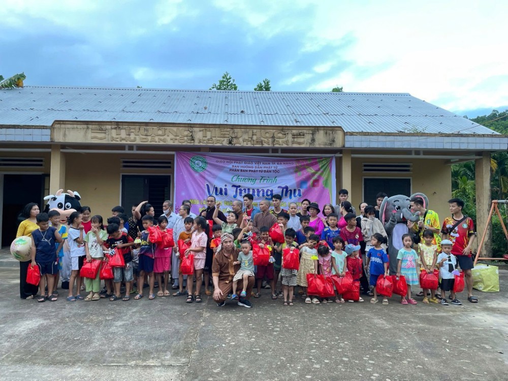 Đà Nẵng: PHÂN BAN HƯỚNG DẪN PHẬT TỬ DÂN TỘC THÀNH PHỐ ĐÀ NẴNG TRAO QUÀ TRUNG THU ĐẾN CÁC EM THIẾU NHI