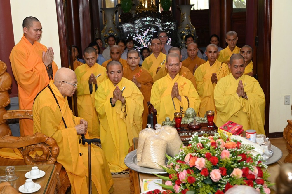 Quảng Ngãi: Đoàn Ban Giáo dục Phật giáo tỉnh Quảng Ngãi thăm và đảnh lễ Hòa thượng Thích Quảng Xả