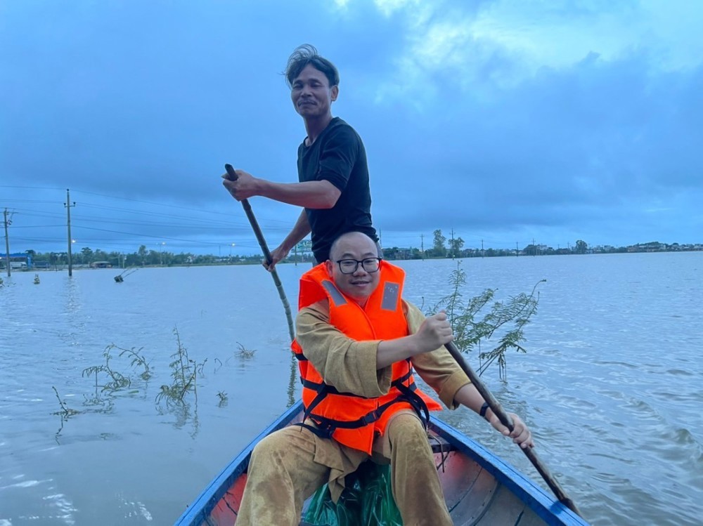 Đà Nẵng: Chùa Ngọc Sơn Trao 350 Phần Quà Cứu Trợ Vùng Lũ