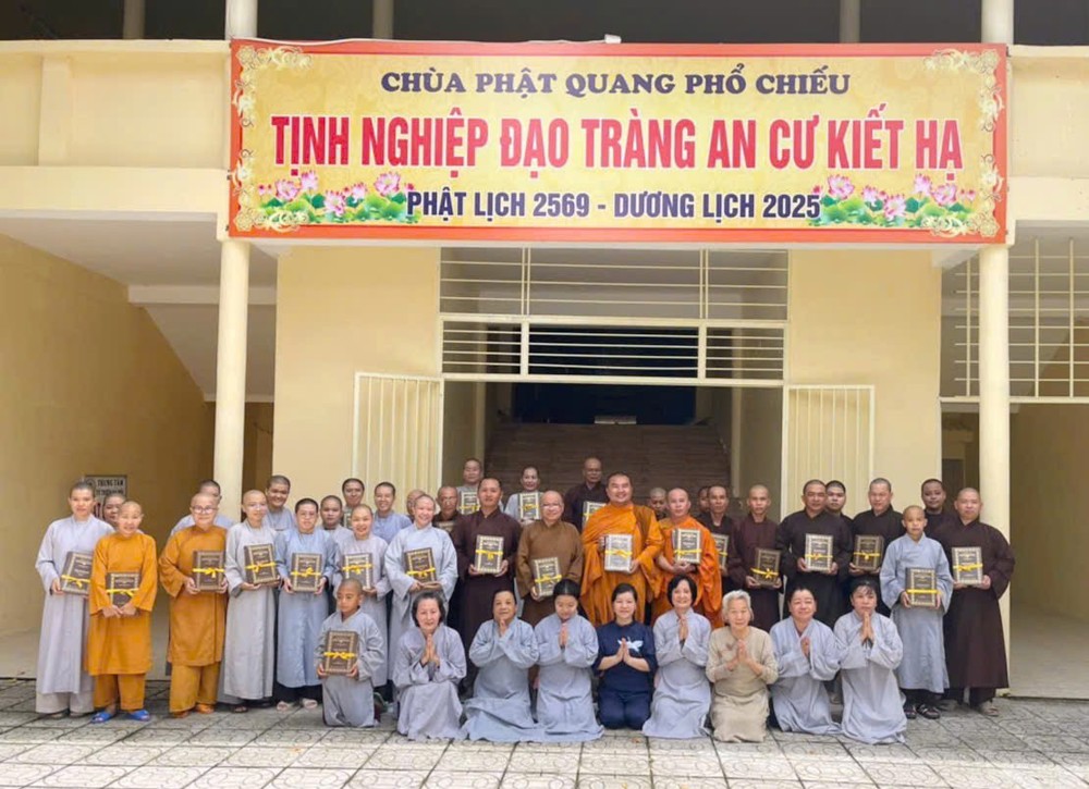 An Giang: Nhóm Hoa Tạng (TP. HCM) thăm và cúng dường Kinh Trung Bộ đến Trường Trung cấp Phật học tỉnh An Giang (cơ sở 1)