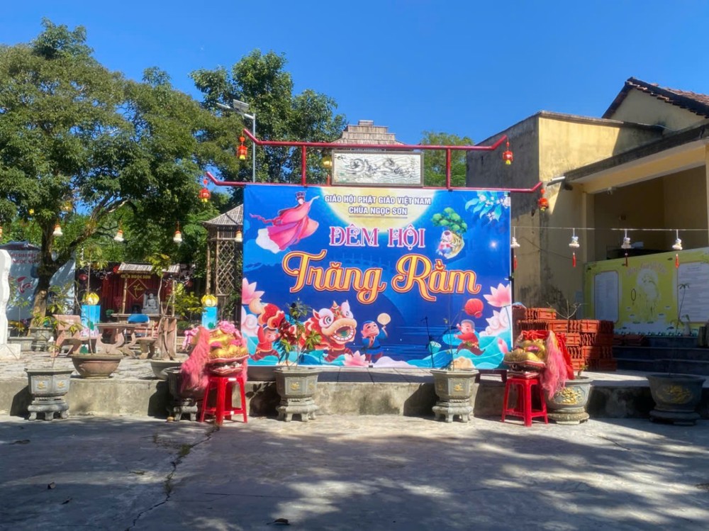Đà Nẵng: CHÙA NGỌC SƠN TRAO QUÀ TRUNG THU CHO CÁC CHÁU THIẾU NHI 