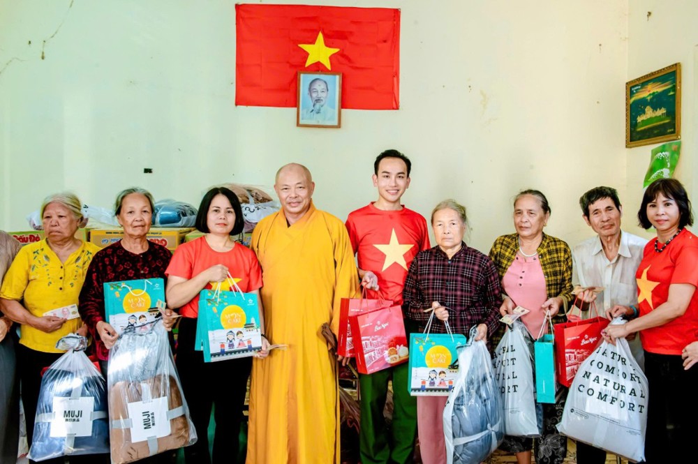 Thanh Hóa: Ban Trị sự Phật giáo tỉnh và các Câu lạc bộ thiện nguyện thăm, tặng quà các gia đình vùng lũ lụt