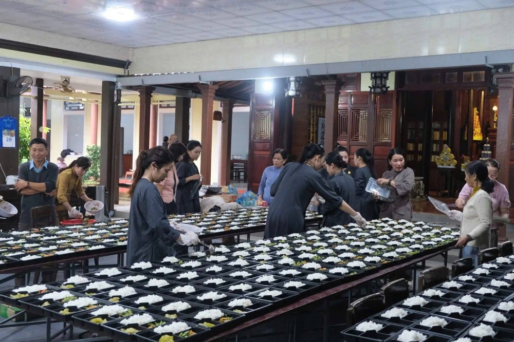 Chùa Phật Học (Quảng Trị) nấu 1200 suất cơm tiếp sức đồng bào miền Trung bị ảnh hưởng bão số 12