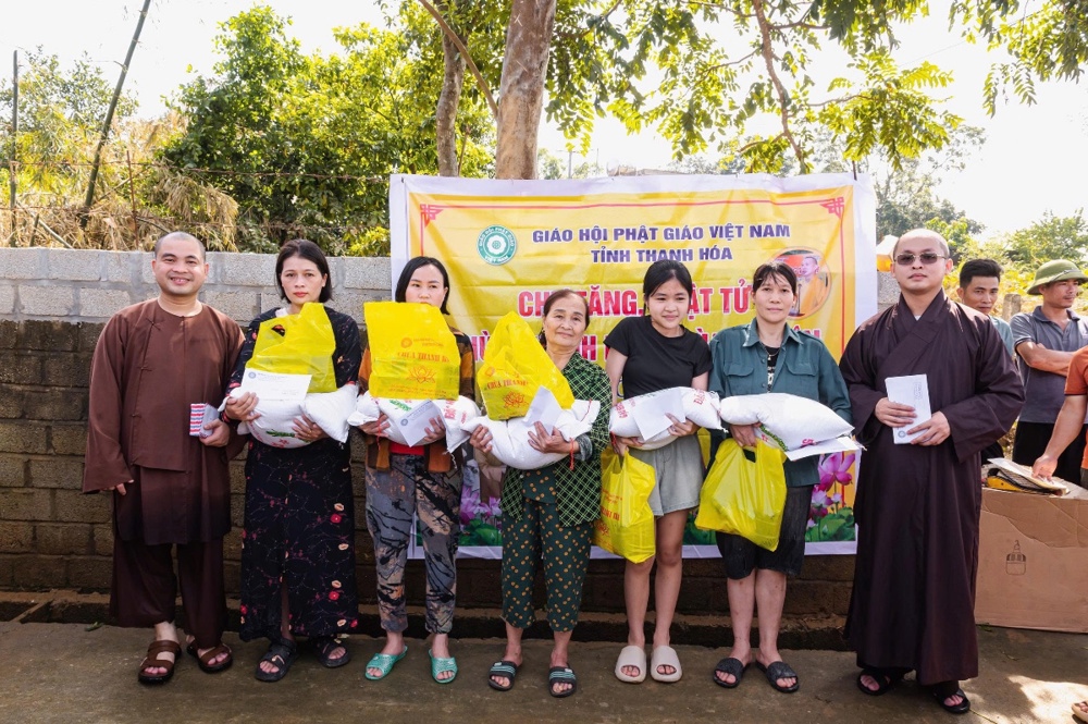 Thanh Hoá: Chư Tăng, Phật tử chùa Thanh Hà và chùa Báo Ân thăm, tặng quà bà con vùng bão xã Kim Tân