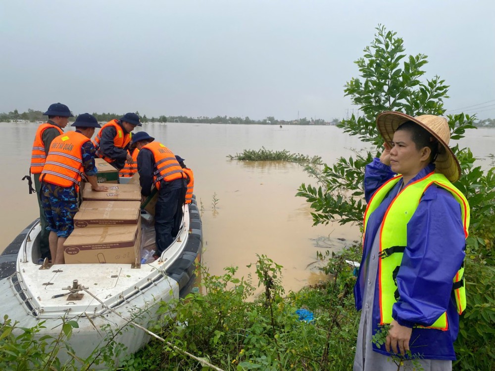 Đà Nẵng: Tổ đình Bảo Quang sư nữ tiếp tục cứu trợ khẩn cấp người dân vùng lũ 
