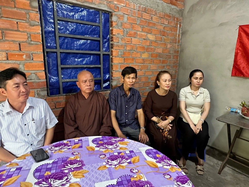 Vĩnh Long: Thượng toạ Thích Thanh Mẫn trao nhà Đại đoàn kết nhân dịp Chào mừng Đại hội Đại biểu Mặt Trận Tổ Quốc Việt Nam tỉnh Vĩnh Long