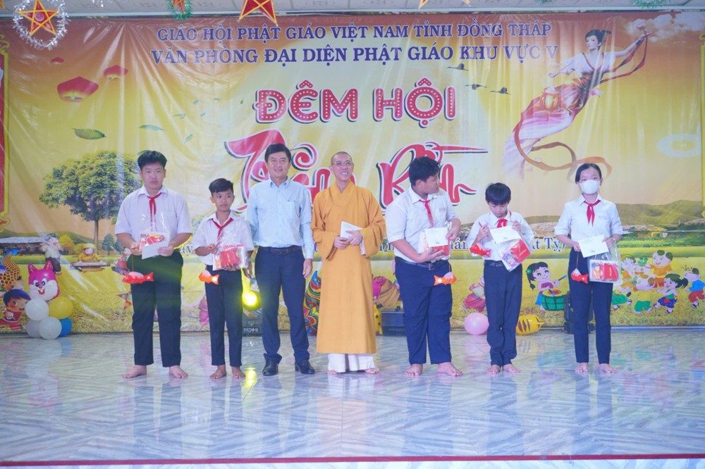 Đồng Tháp: Phật giáo khu vực V tổ chức “Đêm Hội Trăng Rằm” - Trao 20 học bổng và hơn 750 quà trung thu cho các em Thiếu nhi