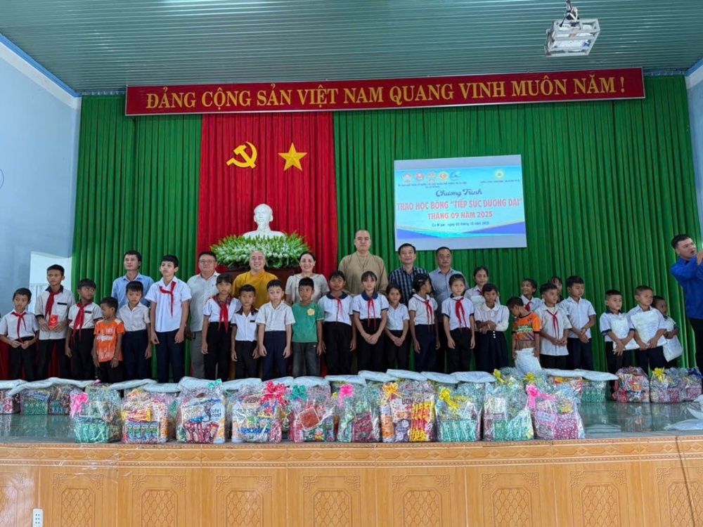 Cư Mgar: Trao 30,3 Triệu Đồng Quà Khuyến Học Mừng Trung Thu Tặng Thiếu Niên Nhi Đồng Tại UBND Xã