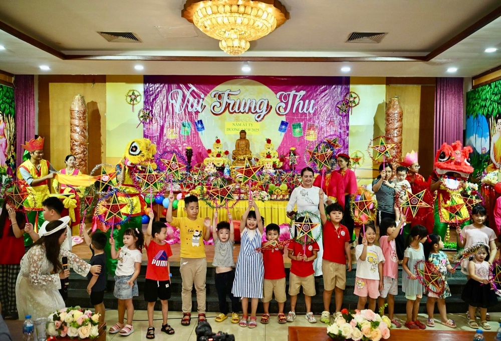 Hà Nội: Sôi động đêm vui Trung thu của Phật tử chùa Quán Sứ