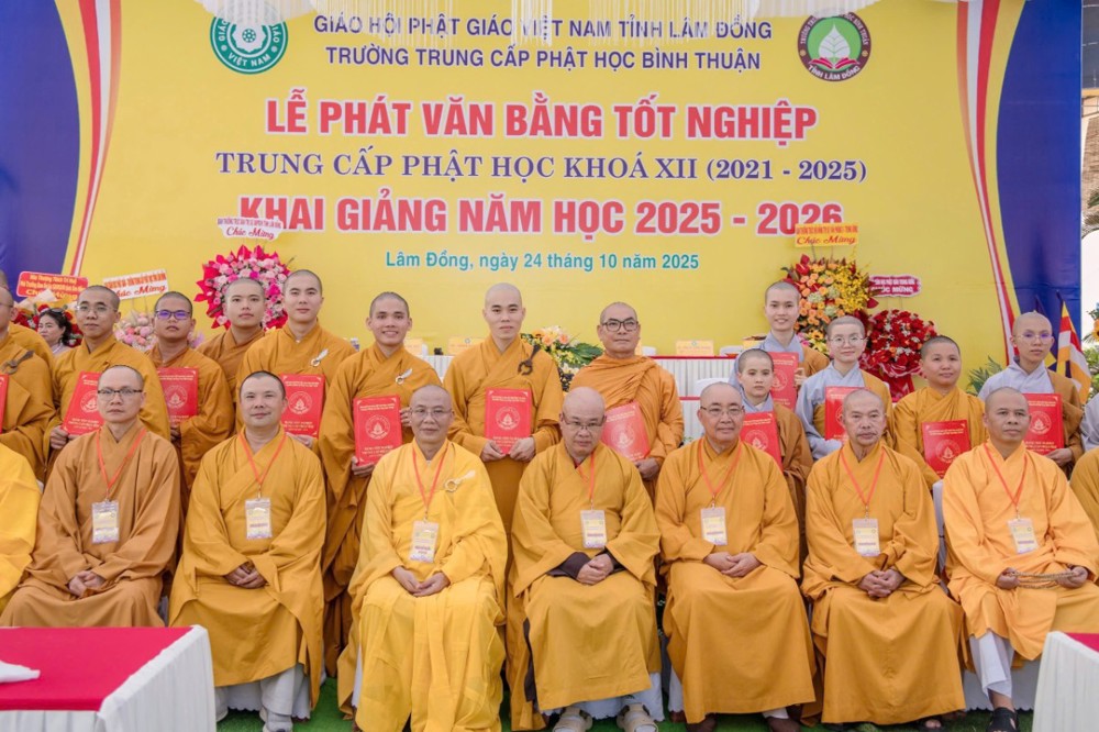 Lâm Đồng: Trường Trung cấp Phật học trao bằng tốt nghiệp khóa XII ( 2021-2025)