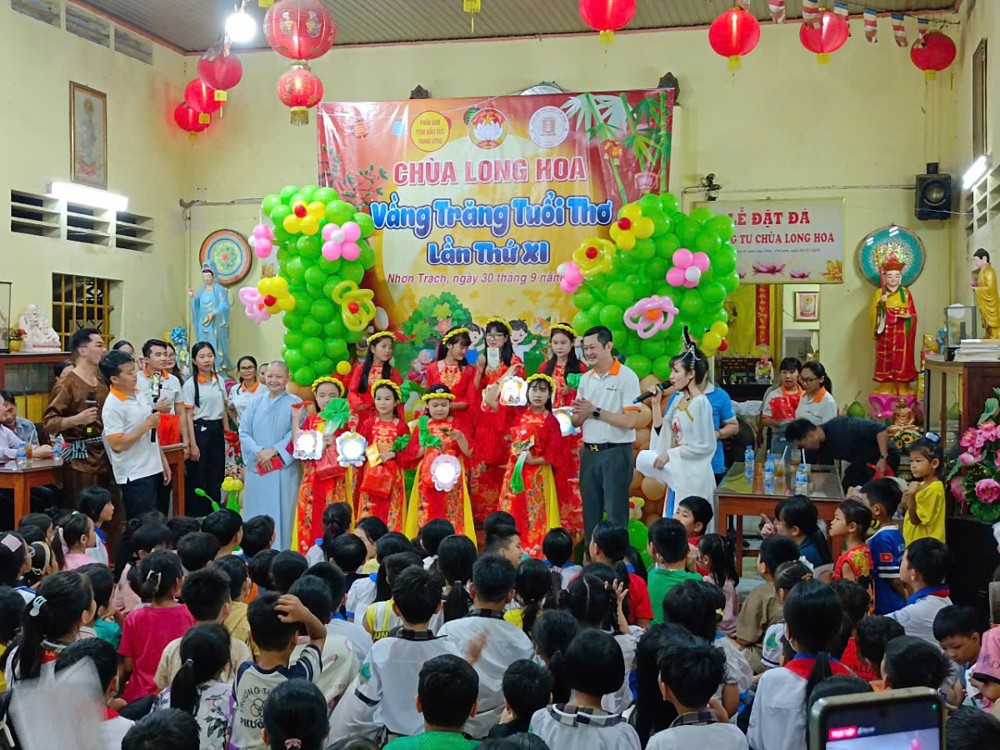 Đồng Nai: Chương trình “Vầng trăng tuổi thơ” lần thứ 11 - Trao 700 phần quà Trung thu cho học sinh tại địa phương