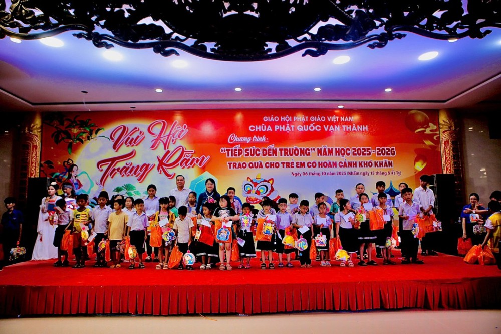 Đồng Nai: Chùa Phật Quốc Vạn Thành tổ chức "Đêm Hội Trung Thu" và trao học bổng cho các em thanh thiếu nhi phường Bình Long