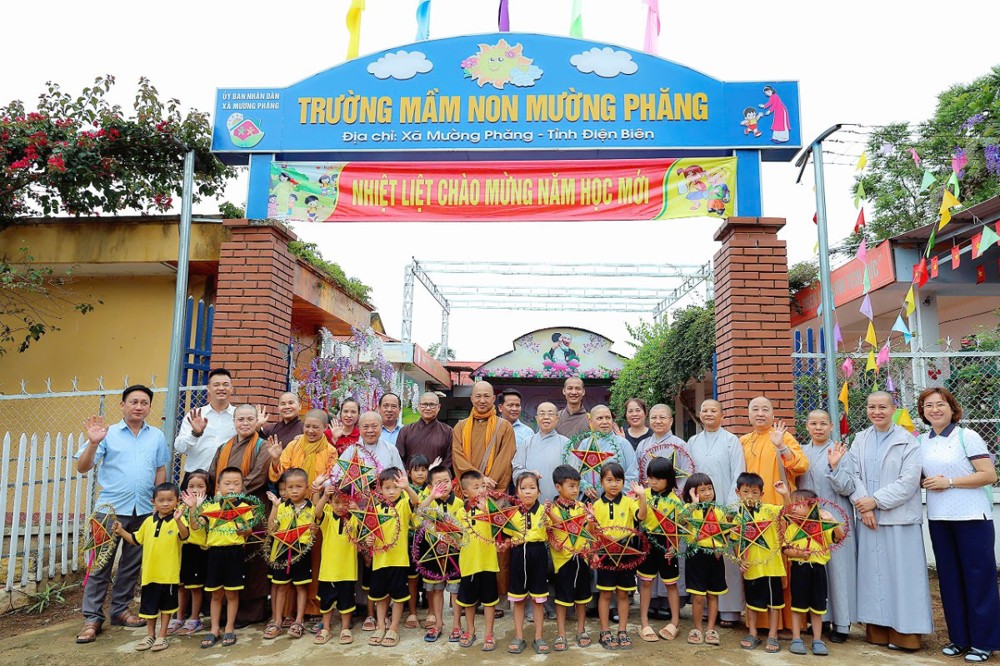Điện Biên: Trao tặng 360 phần quà Trung thu tại xã Mường Phăng