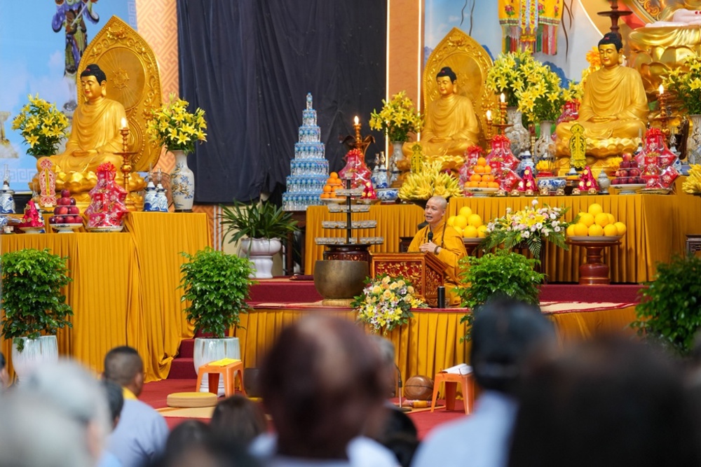 Thượng tọa Thích Minh Quang thuyết pháp trong ngày thứ 4 Pháp hội Dược Sư lần thứ XX