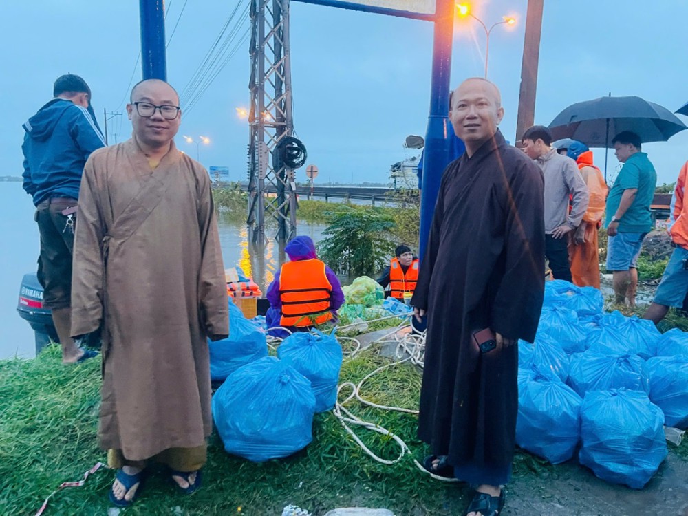 Đà Nẵng: Chùa Ngọc Sơn Hỗ trợ bà con vùng lũ tại xã Xuân Phú Phú, Tp. Đà Nẵng