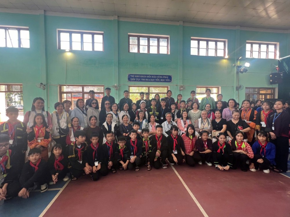 Lạng Sơn: Ban TT-XH Trung ương trao 200 phần quà cho học sinh dân tộc vùng biên Việt - Trung