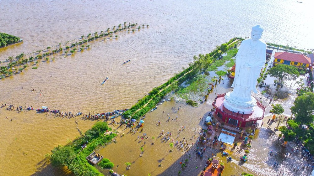 Độc đáo ngôi chùa Núi Nổi giữa nước lũ miền Tây