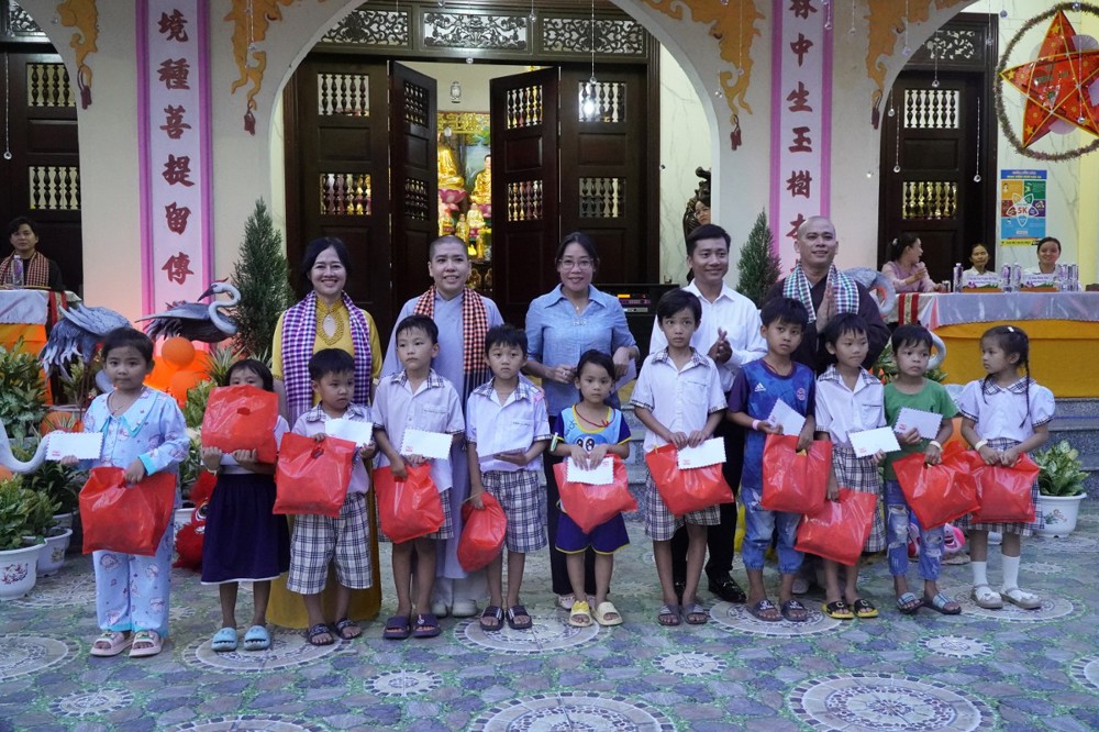Đồng Tháp: Chùa Bửu Lâm (xã Bình Hàng Trung) trao 50 suất Học bổng và 1000 phần quà cho Thiếu nhi 