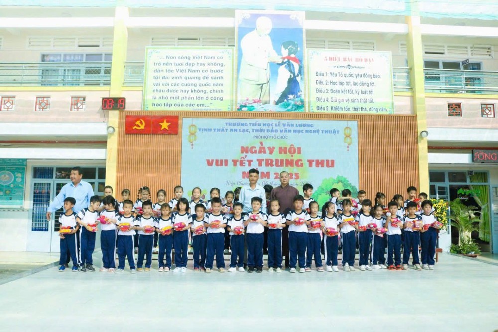 TP. HCM: Tịnh thất An Lạc trao tặng 2000 phần quà Trung thu tới trẻ em tại xã Nhà Bè và Hiệp Phước