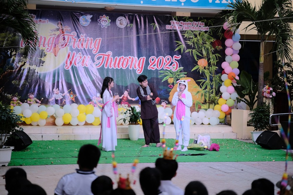 Lâm Đồng: Mang “Vầng trăng yêu thương” đến với học sinh Trường Tiểu học Sông Phan 1