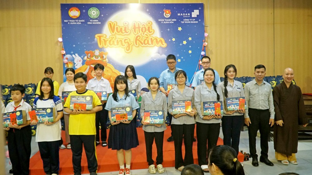 TP.HCM: Đêm hội trăng rằm đong đầy yêu thương tại Tổ đình Vĩnh Nghiêm
