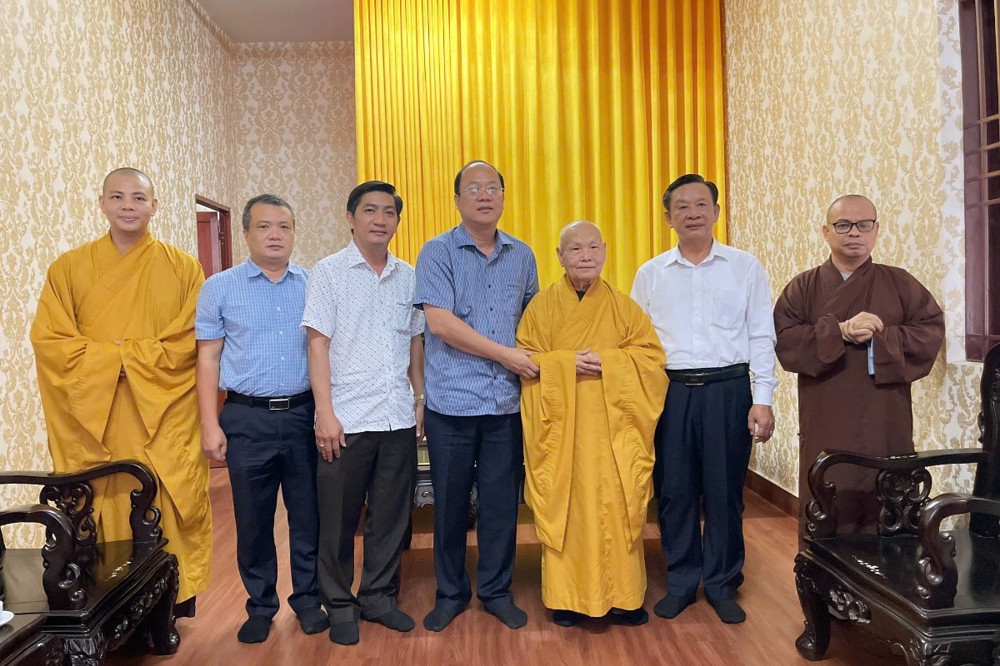 TP.HCM: Trưởng lão Hòa thượng Chủ tịch thân mật tiếp đoàn Tỉnh uỷ Cà Mau