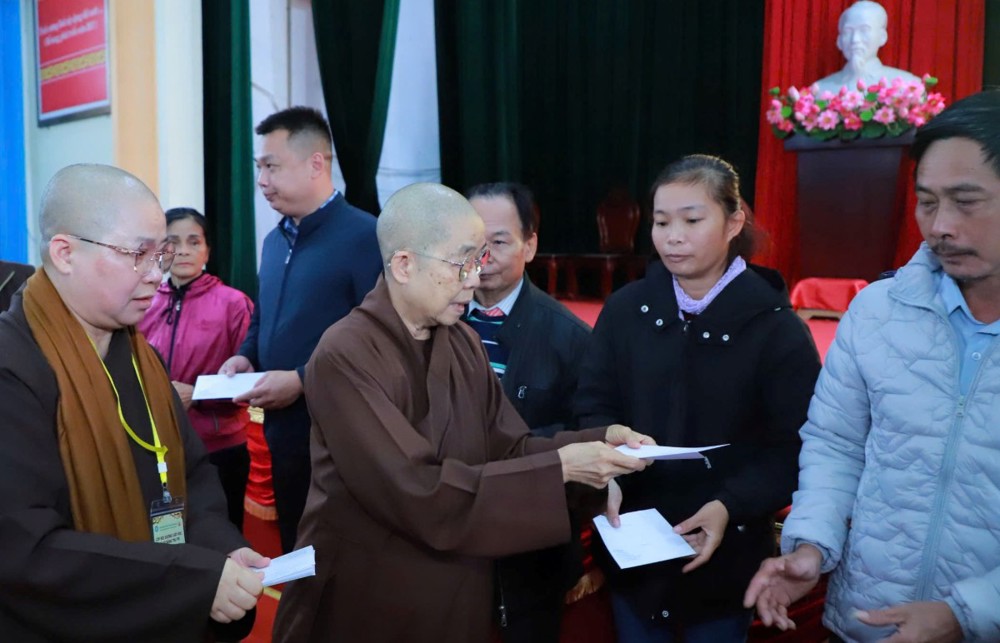 Ninh Bình: Phân ban Ni giới Trung ương trao hơn 500 phần quà hỗ trợ đồng bào bị ảnh hưởng bão lũ