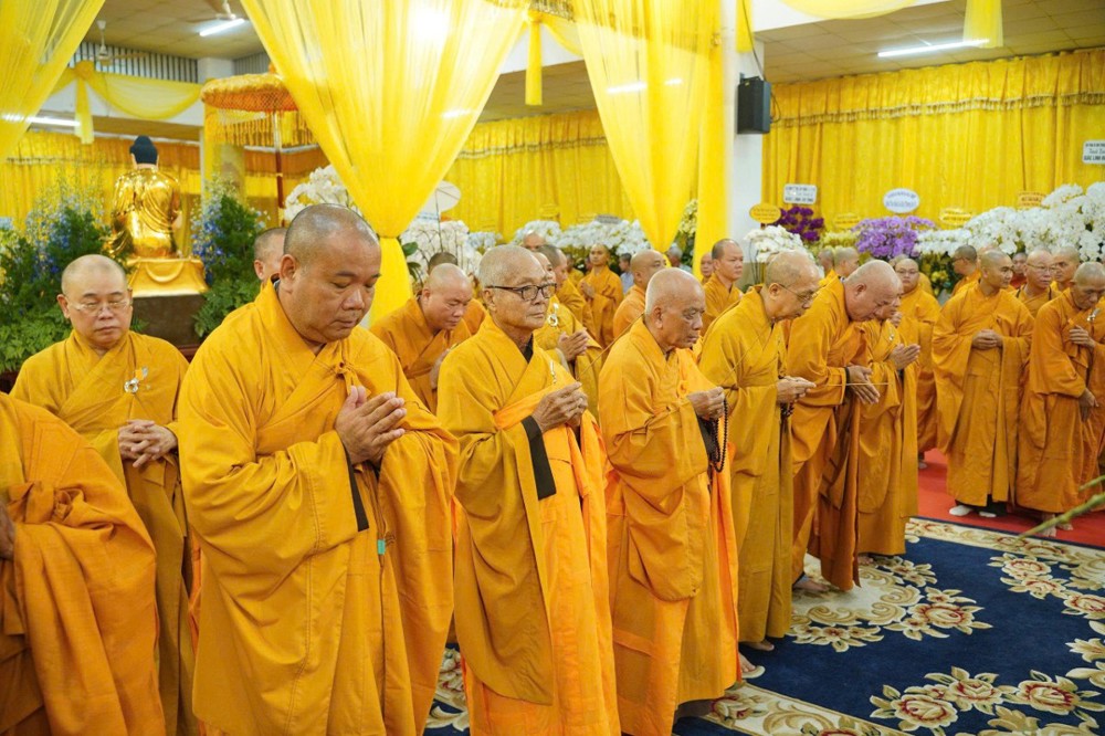 Ban Trị sự GHPGVN tỉnh Vĩnh Long viếng Lễ tang Trưởng lão Hòa thượng Thích Từ Thông 