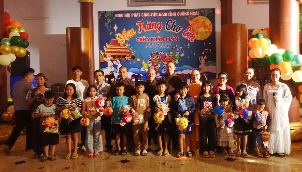 Quảng Ngãi: Chùa Khánh Lâm tổ chức Trung thu và trao hơn 1.100 phần quà cho thiếu nhi xã Măng Đen