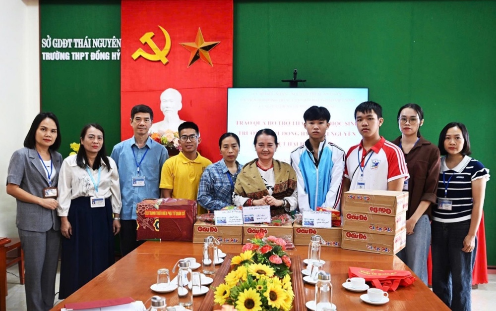 CLB Phật tử Quán Sứ tặng quà học sinh có hoàn cảnh khó khăn tại Thái Nguyên