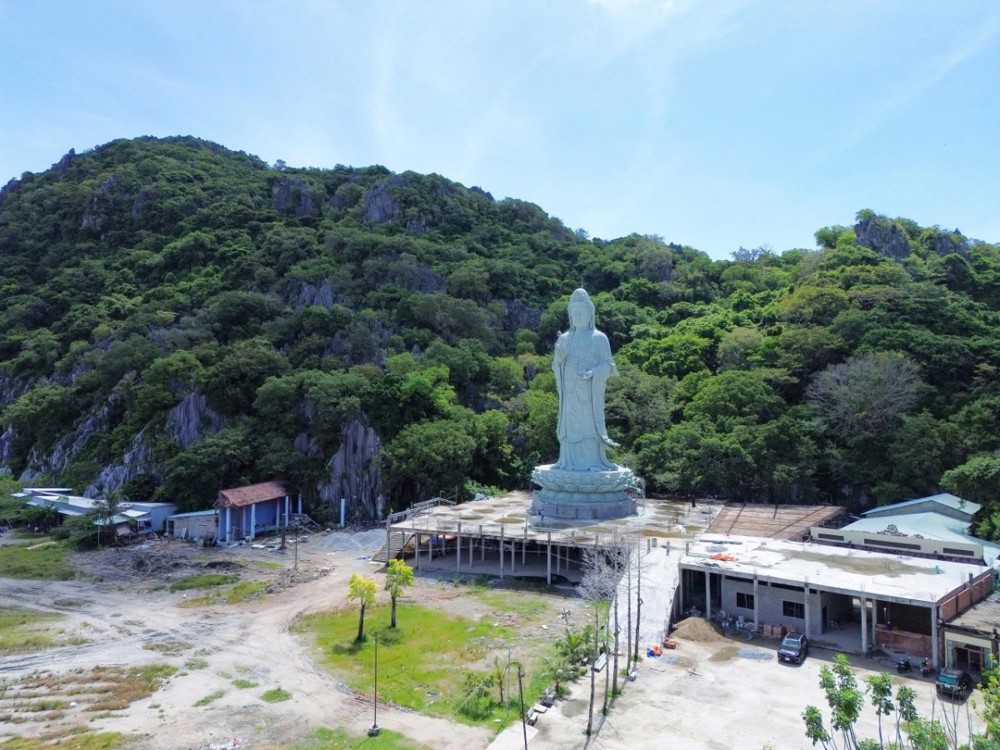 An Giang: Hoàn thành công tác đắp y tôn tượng Quán Thế Âm Bồ Tát cao 33 mét tại chùa Hải Sơn (chùa Hang)