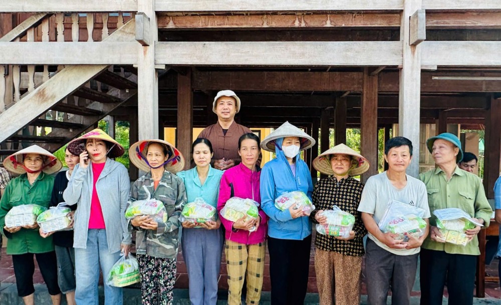 Tấm lòng về vùng lũ - Sư thầy Thích Đức Hoà trao quà cứu trợ tại tỉnh Thái Nguyên