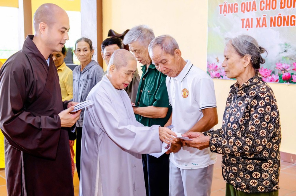 Thanh Hóa: Chùa Long An (Đồng Nai) thăm và tặng quà đồng bào vùng lũ tại xã Nông Cống
