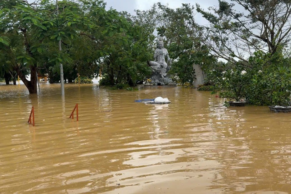 Đà Nẵng: Miền Trung oằn mình trong trận lũ lịch sử do bão số 12 FENGSHEN