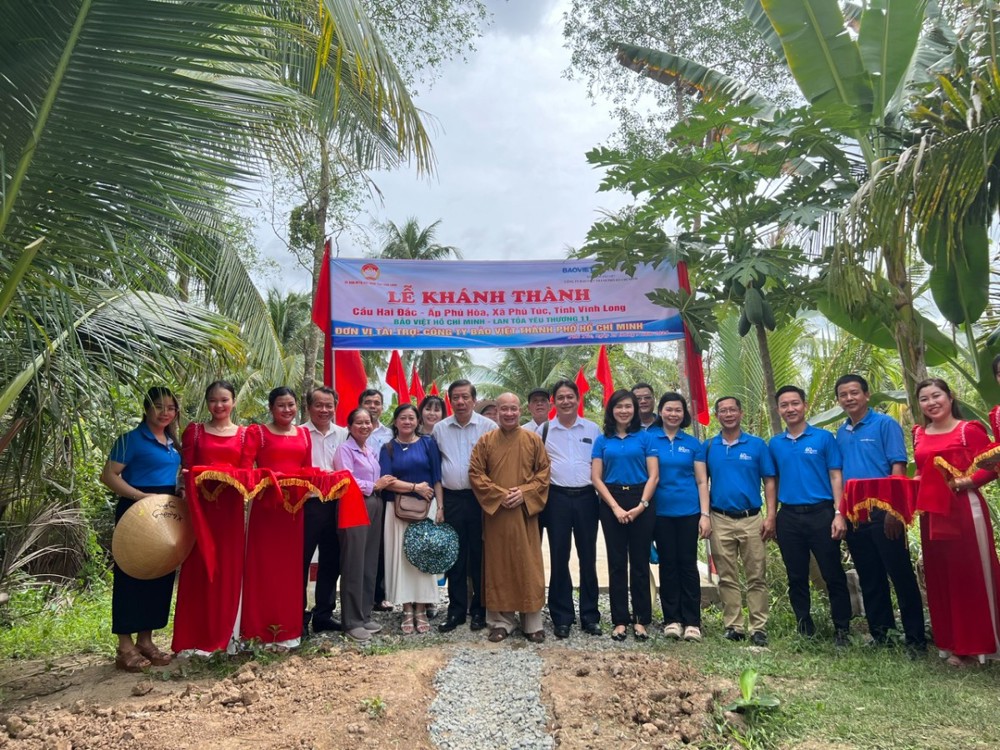 Vĩnh Long: Tết đoàn viên với hoạt động khánh thành cầu giao thông nông thôn và trao quà yêu thương